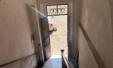 VENTA DE DOS LOCALES CON CASA EN ZONA CENTRO