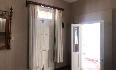 VENTA DE DOS LOCALES CON CASA EN ZONA CENTRO
