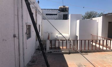 VENTA DE DOS LOCALES CON CASA EN ZONA CENTRO