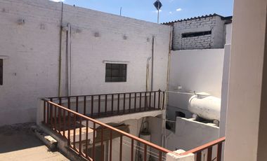 VENTA DE DOS LOCALES CON CASA EN ZONA CENTRO