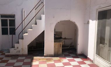 VENTA DE DOS LOCALES CON CASA EN ZONA CENTRO