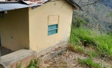 TE VENDO ESTA HUMILDE CASA FINCA EN BARBOSA ANTIOQUIA.