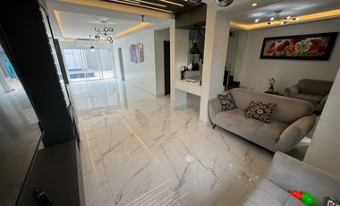 En venta casa de 5 dormitorios con piscina en urb. La Joya. (JP).