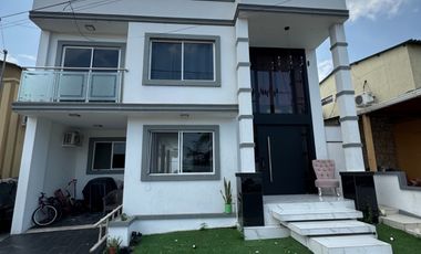En venta casa de 5 dormitorios con piscina en urb. La Joya. (JP).