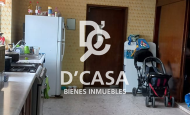 CÉNTRICA CASA CON DEPARTAMENTO EN VENTA