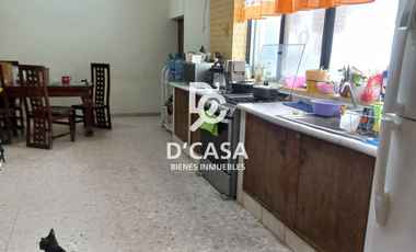 CÉNTRICA CASA CON DEPARTAMENTO EN VENTA