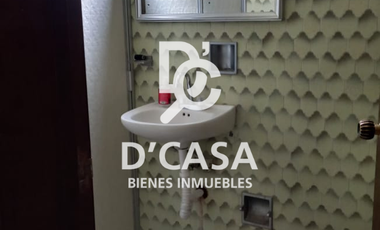 CÉNTRICA CASA CON DEPARTAMENTO EN VENTA