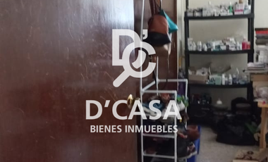 CÉNTRICA CASA CON DEPARTAMENTO EN VENTA