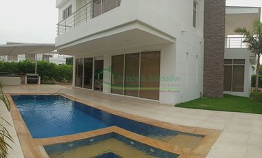 VENDEMOS HERMOSA CASA CON PISCINA EN CONDOMINIO EXCLUSIVO DE LA CIUDAD DE GIRARDOT.