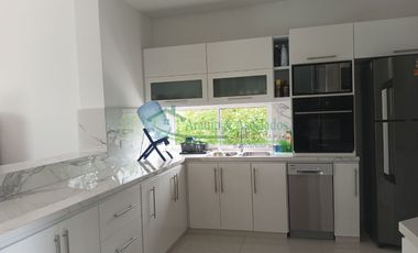 VENDEMOS HERMOSA CASA CON PISCINA EN CONDOMINIO EXCLUSIVO DE LA CIUDAD DE GIRARDOT.