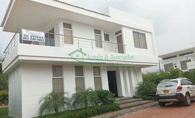 VENDEMOS HERMOSA CASA CON PISCINA EN CONDOMINIO EXCLUSIVO DE LA CIUDAD DE GIRARDOT.