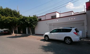 Casa en venta ubicada en Los Virreyes a espaldas de Plaza Galerías, excelente ubicación, a una calle de avenida Zaragoza, fácil acceso a la carretera hacia Celaya y CDMX.