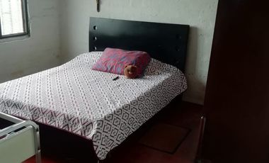 ANDALUCIA, SE VENDE CASA DE UN PISO CON PATIO AMPLIO