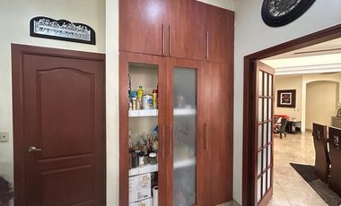 VENTA DE CASA MUY AMPLIA EN VÍA A SAMBORONDÓN