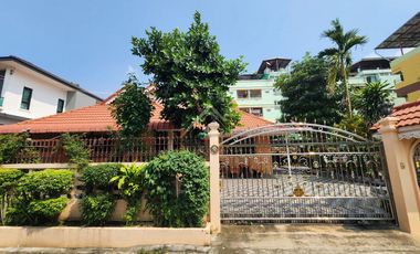 Single-storey detached house, lots of space, near Huai Khwang Market. and University Chamber of Commerce