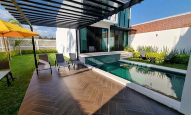 RENTA hermosa casa Villa del Sol con Alberca climatizada y enorme jardín de diseño único, EN TONATICO EDOMEX. Renta por noche DE FIN DE SEMANA