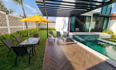RENTA hermosa casa Villa del Sol con Alberca climatizada y enorme jardín de diseño único, EN TONATICO EDOMEX. Renta por noche DE FIN DE SEMANA