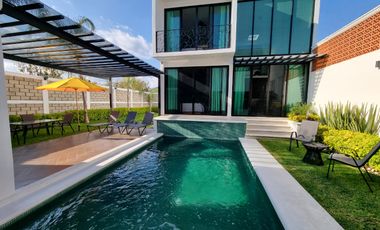 RENTA hermosa casa Villa del Sol con Alberca climatizada y enorme jardín de diseño único, EN TONATICO EDOMEX. Renta por noche DE FIN DE SEMANA