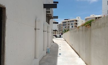 Se Renta Local Comercial en Cancun Plaza Meet Point Blvd Cumbres en Planta Baja