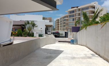 Se Renta Local Comercial en Cancun Plaza Meet Point Blvd Cumbres en Planta Baja