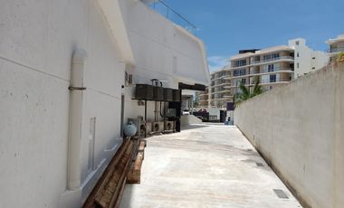 Se Renta Local Comercial en Cancun Plaza Meet Point Blvd Cumbres en Planta Baja