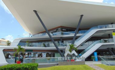 Se Renta Local Comercial en Cancun Plaza Meet Point Blvd Cumbres en Planta Baja