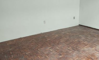 Excelente y elegante local comercial en el centro a unos pasos glorieta Revolucion, con estacionamiento.