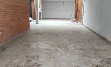 Excelente y elegante local comercial en el centro a unos pasos glorieta Revolucion, con estacionamiento.