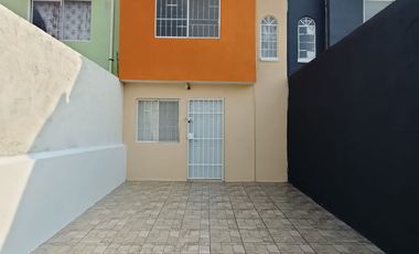 Casa en Fracc. Lagos de Puente Moreno con recámaras climatizadas. Incluye servicio de agua