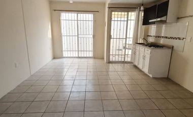 Casa en Fracc. Lagos de Puente Moreno con recámaras climatizadas. Incluye servicio de agua