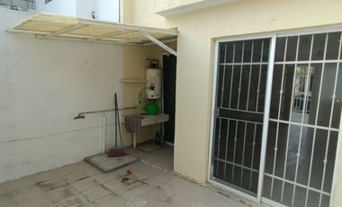 Casa en Fracc. Lagos de Puente Moreno con recámaras climatizadas. Incluye servicio de agua