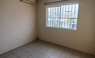 Casa en Fracc. Lagos de Puente Moreno con recámaras climatizadas. Incluye servicio de agua