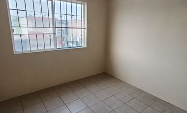 Casa en Fracc. Lagos de Puente Moreno con recámaras climatizadas. Incluye servicio de agua