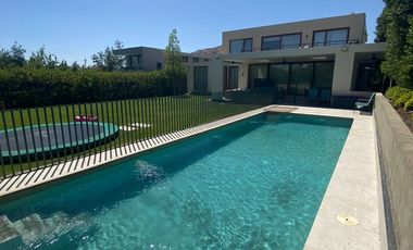 Impecable Casa Mediterránea en Condominio cerca de Colegio Alemán
