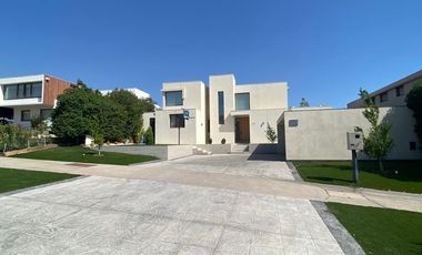 Impecable Casa Mediterránea en Condominio cerca de Colegio Alemán