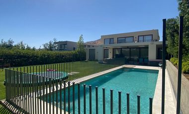 Impecable Casa Mediterránea en Condominio cerca de Colegio Alemán