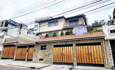 Venta casa independiente con 4 garajes Sector El Batan, Bellavista, La Carolina