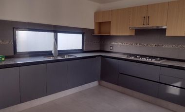 CASA EN VENTA NUEVA, EN LA FLORIDA, SAN LUIS POTOSI, JARDIN, SEGURIDAD, TRANQUILIDAD.