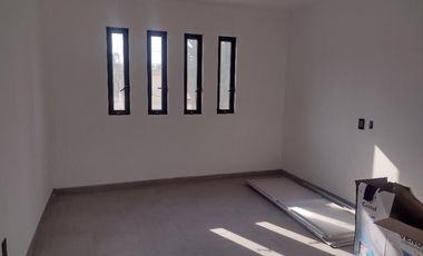 CASA EN VENTA NUEVA, EN LA FLORIDA, SAN LUIS POTOSI, JARDIN, SEGURIDAD, TRANQUILIDAD.