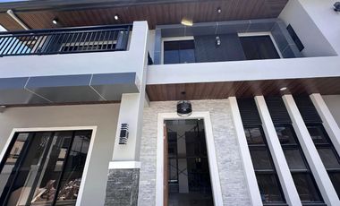 MODERN CONTEMPORARY HOME NEAR ANGELES ROCKWELL WITH SWIMMING POOL