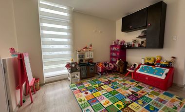 HERMOSA CASA DE VENTA POR HILACRIL PLAZA TUMBACO!