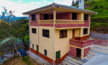 Casa con terreno de venta en Paute, Sector Parroquia Dug Dug