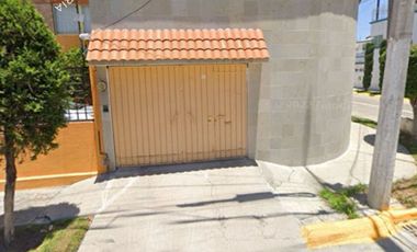 Casa remodelada en venta a una cuadra de Av. Jinetes, Valle Dorado