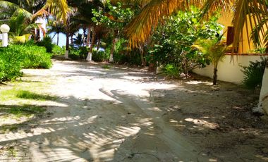 SOBRE LA PLAYA Casa y terreno en Puerto Morelos