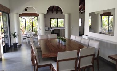 Amplia y moderna casa en venta en Lomas de Cuernavaca, Temixco