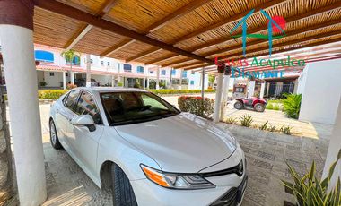 Casa en condominio con club de playa y cancha de tenis. Terraza con salida a la alberca del cúster