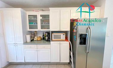 Casa en condominio con club de playa y cancha de tenis. Terraza con salida a la alberca del cúster