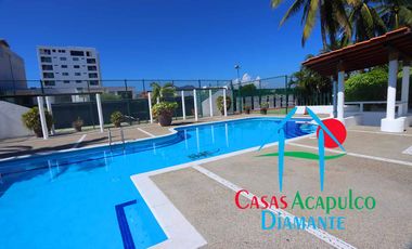 Casa en condominio con club de playa y cancha de tenis. Terraza con salida a la alberca del cúster