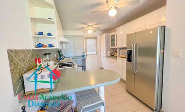 Casa en condominio con club de playa y cancha de tenis. Terraza con salida a la alberca del cúster