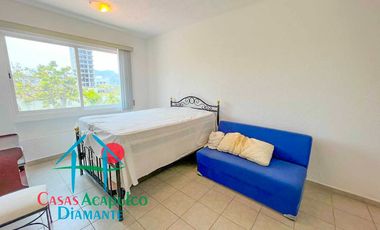 Casa en condominio con club de playa y cancha de tenis. Terraza con salida a la alberca del cúster